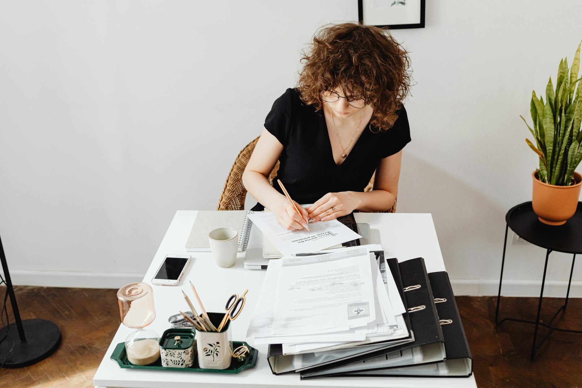 Persona revisando documentos sobre grant funding