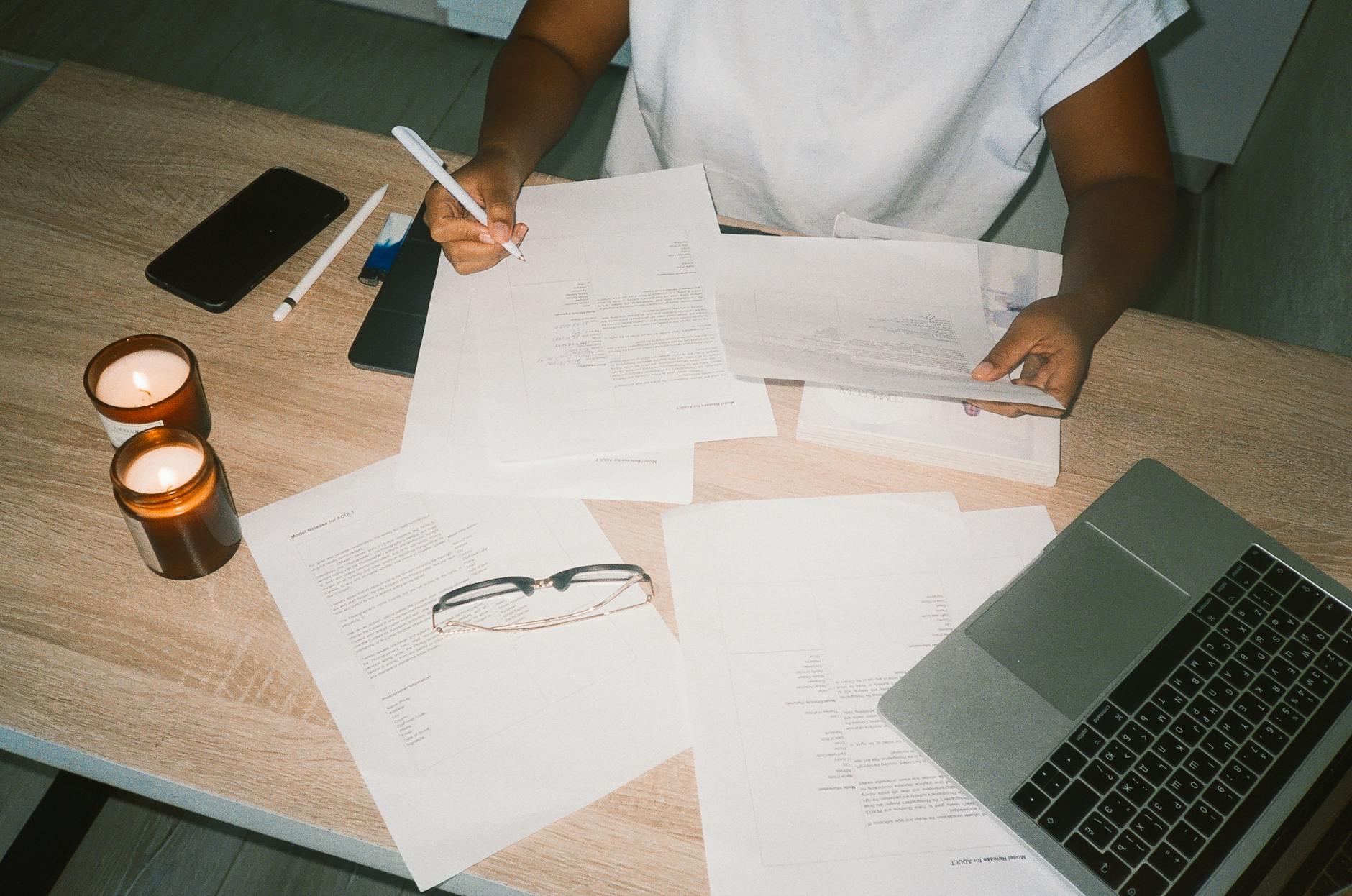 Persona revisando documentos sobre business support person