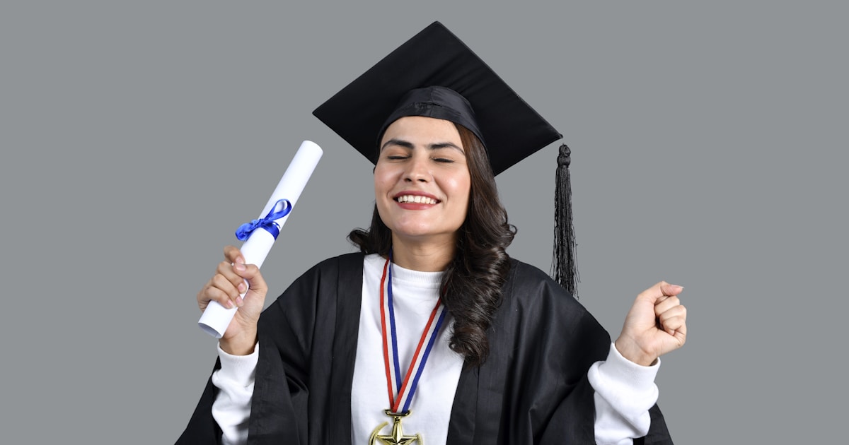 Becas para madres que quieren volver a estudiar: guía de ayudas por país