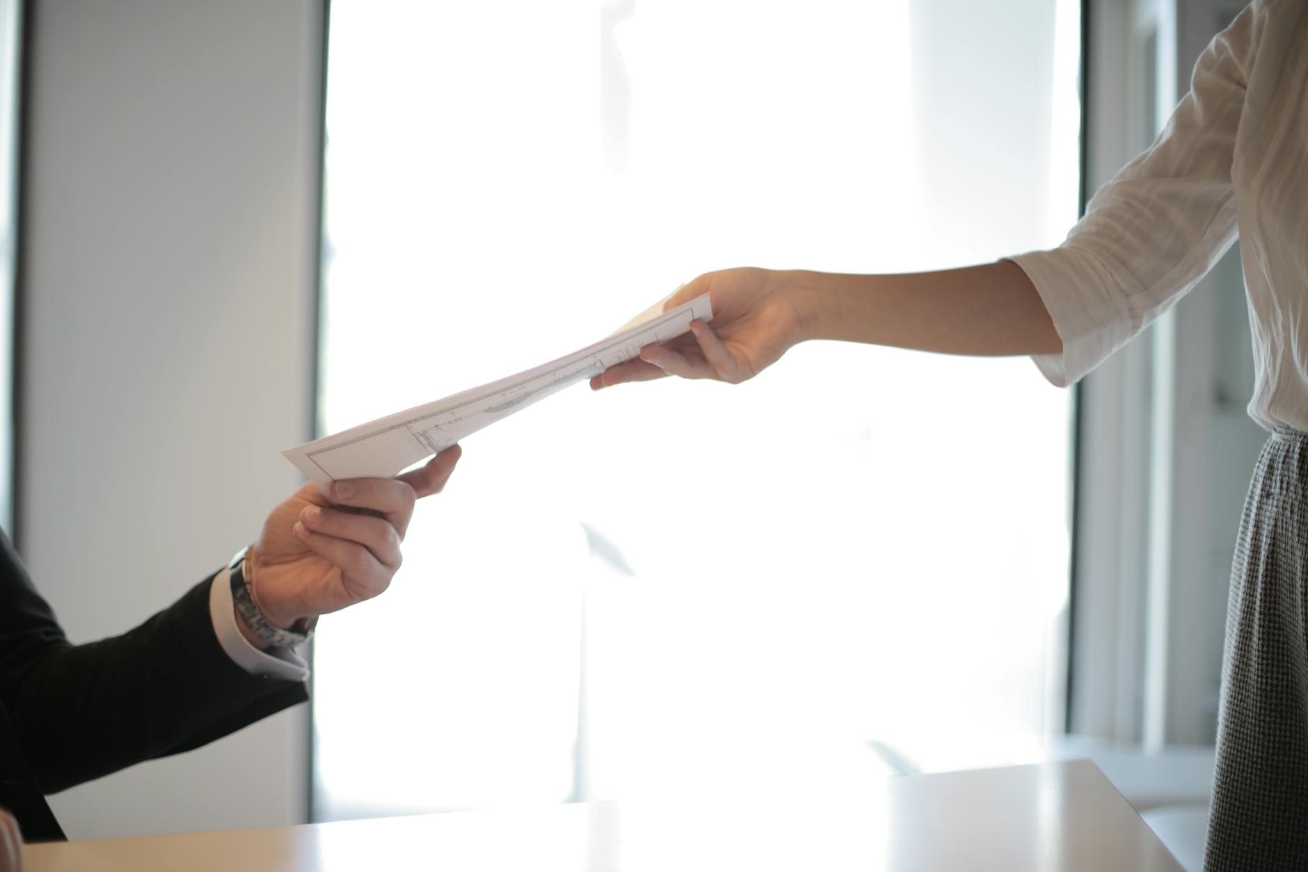 Persona revisando documentos sobre work study balance