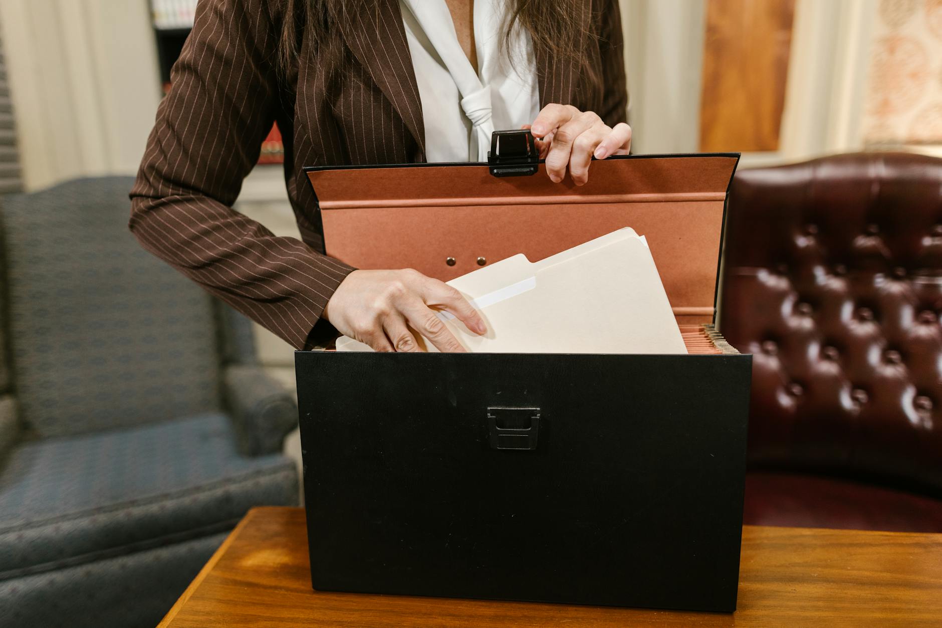 Persona revisando documentos sobre business support person
