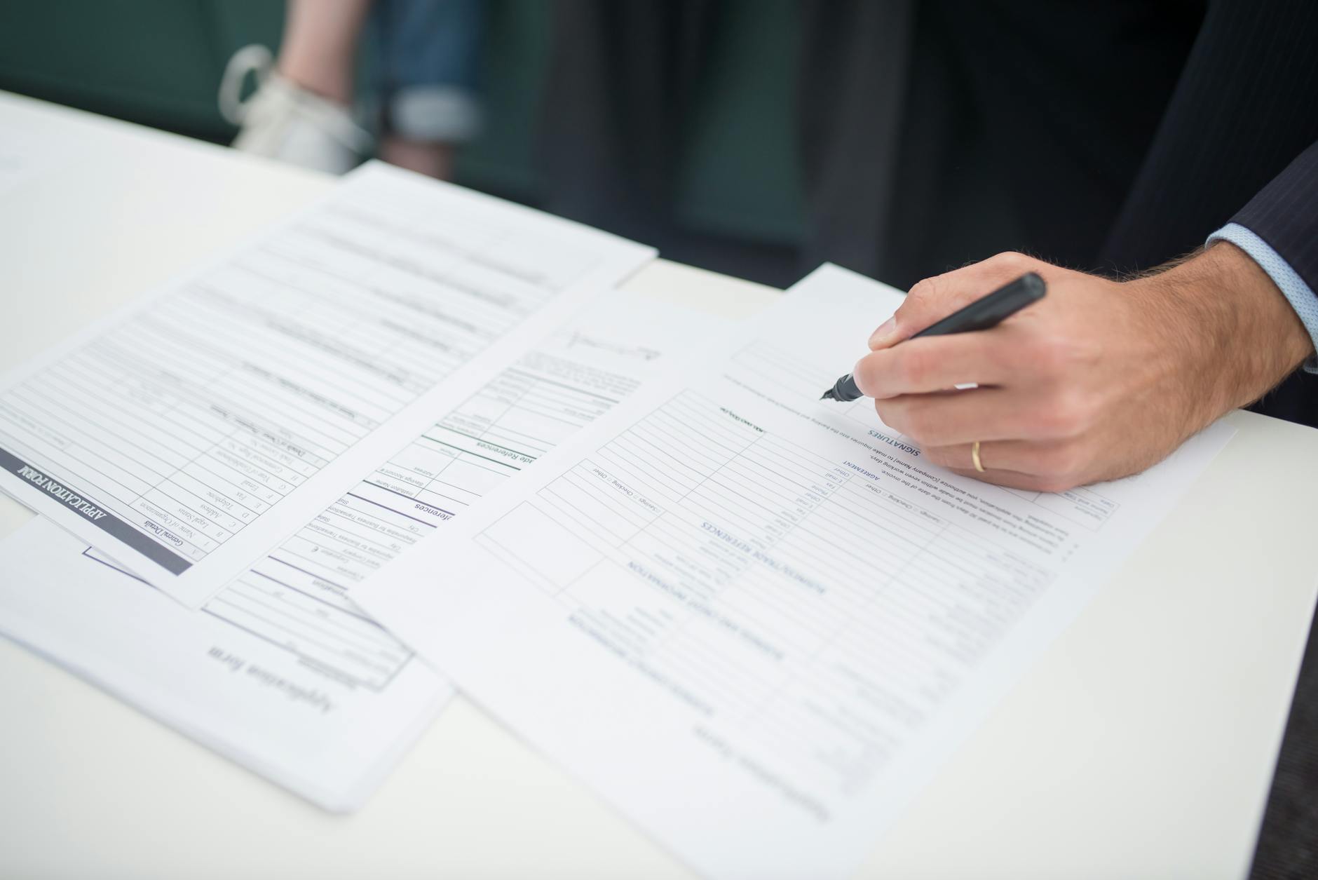Persona revisando documentos sobre employment