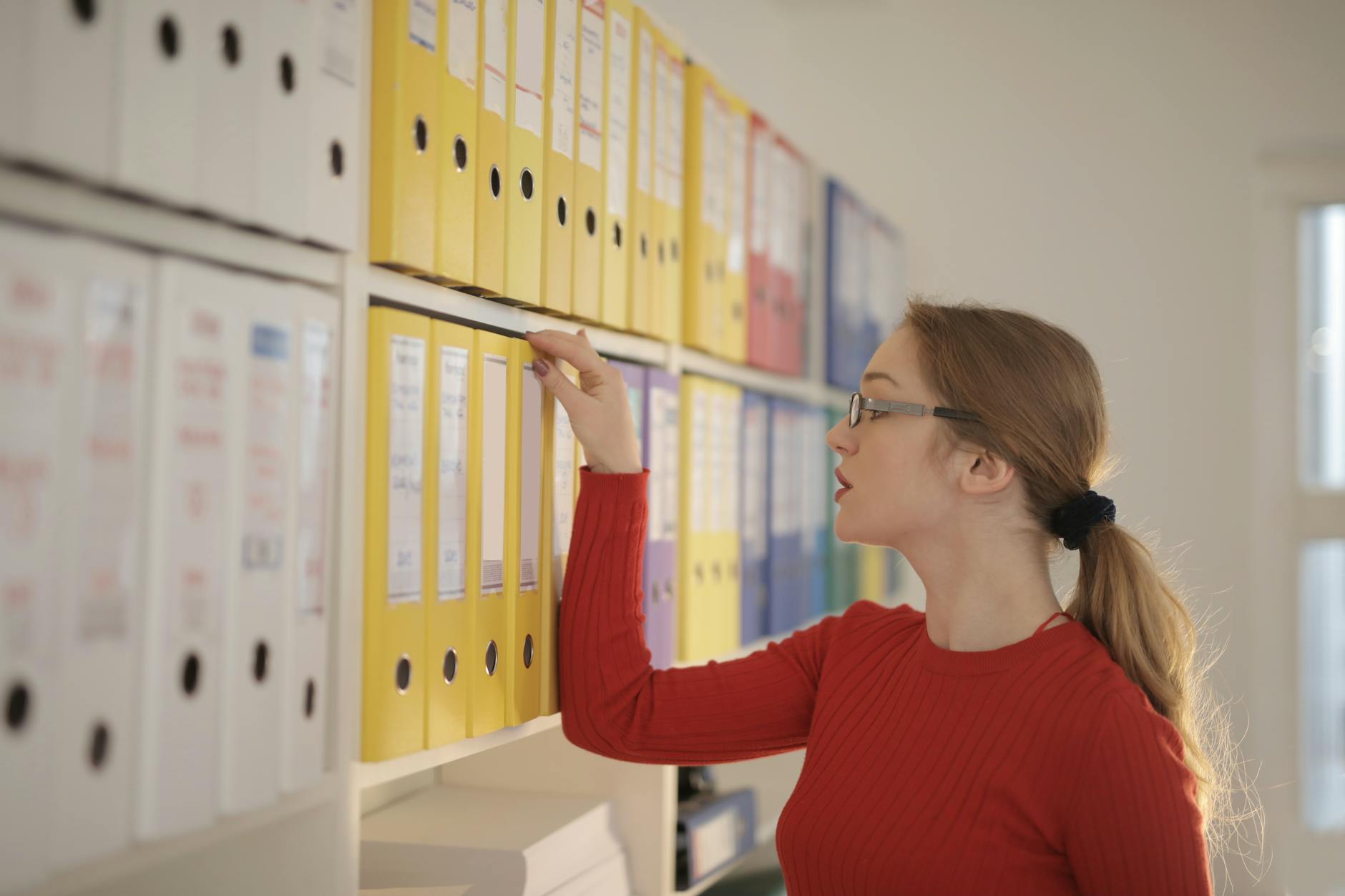 Persona revisando documentos sobre programas