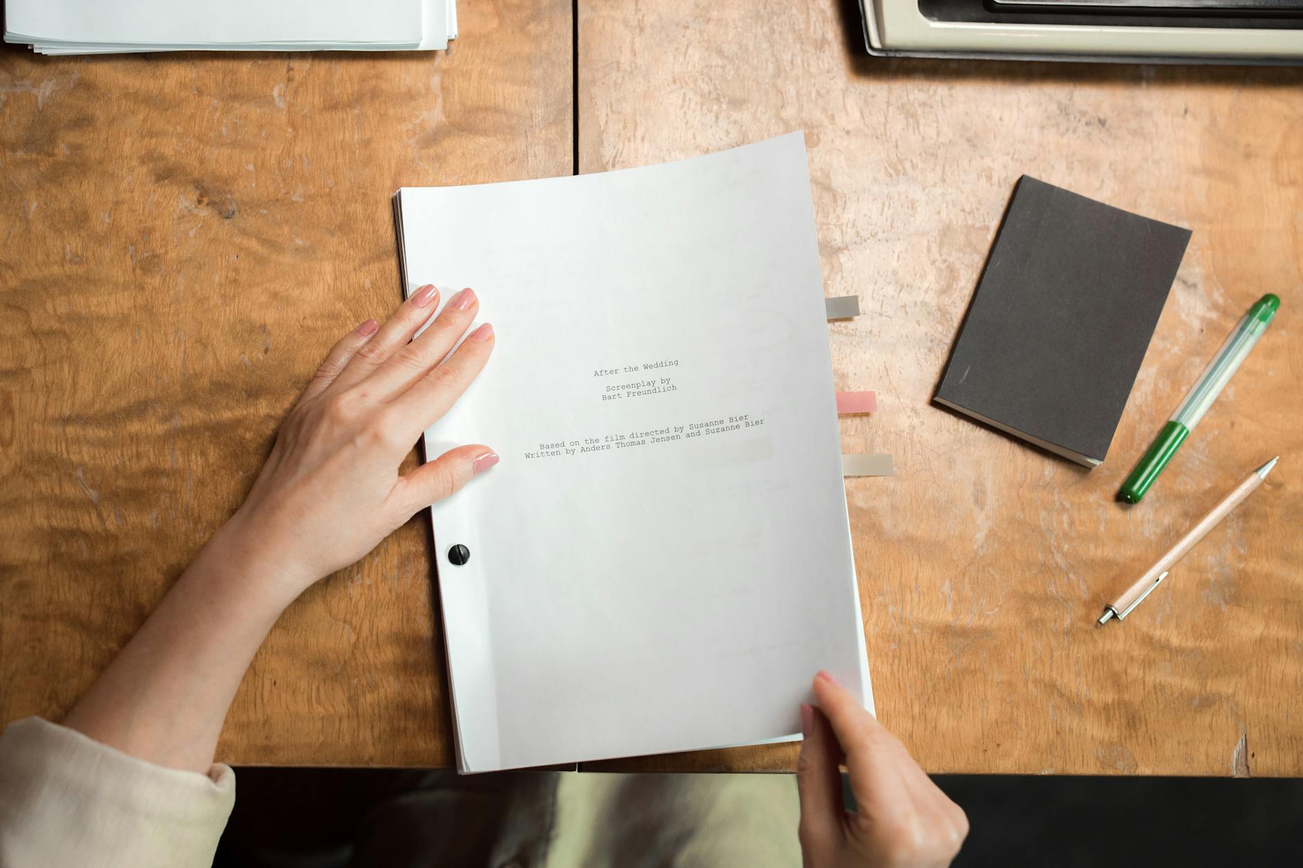Persona revisando documentos sobre scholarship