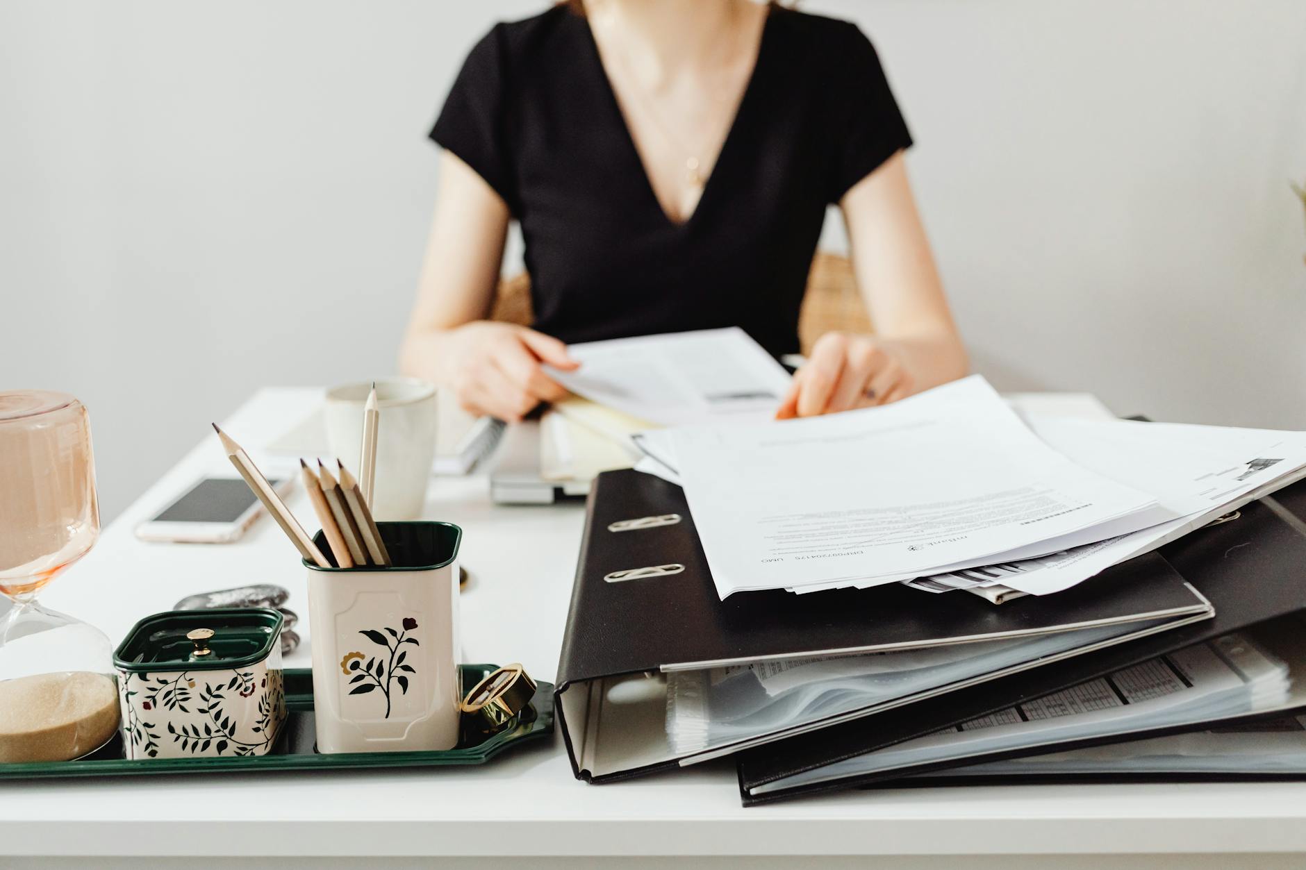 Persona revisando documentos sobre empleo