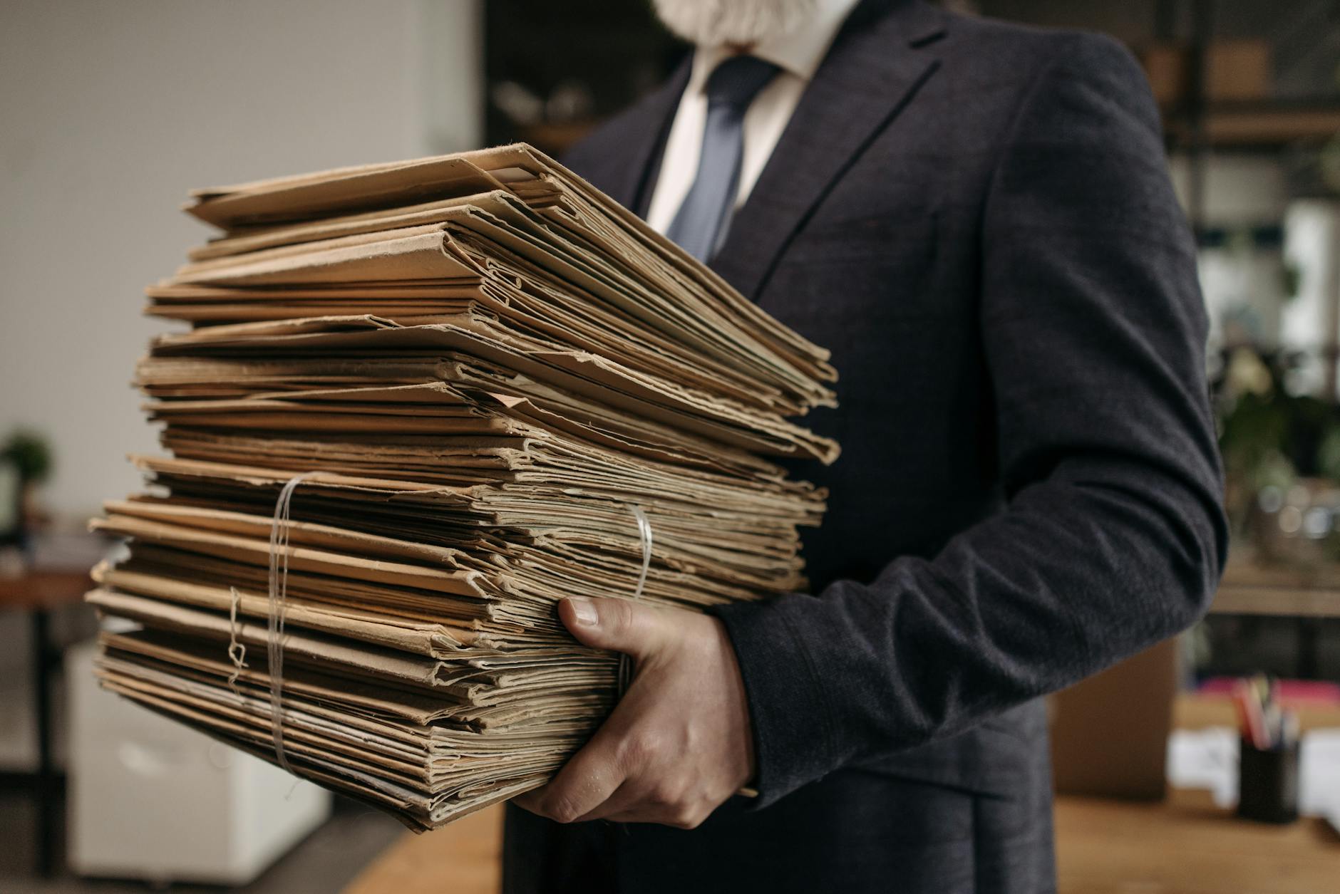 Persona revisando documentos sobre vivienda