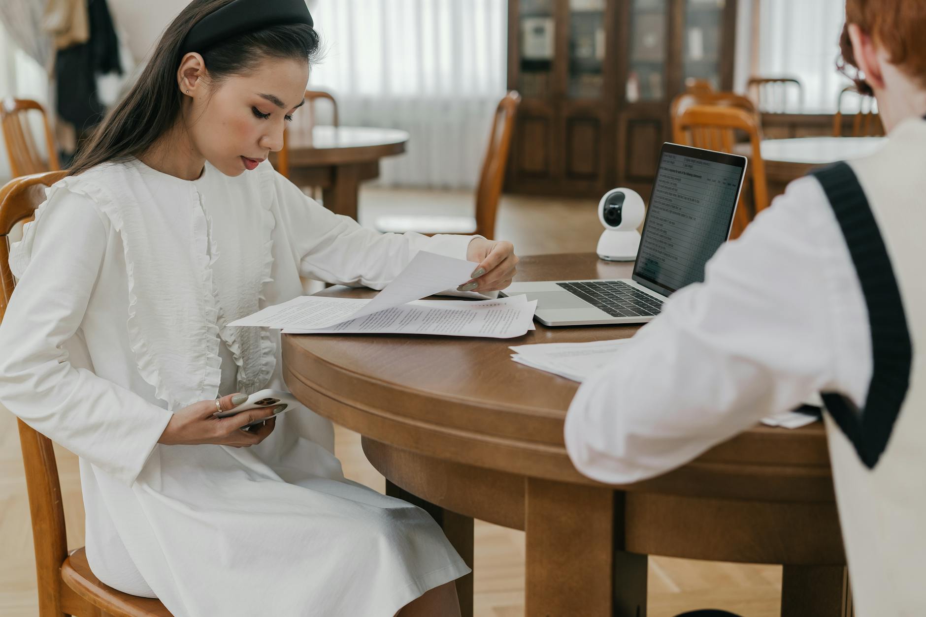 Persona revisando documentos sobre business support person