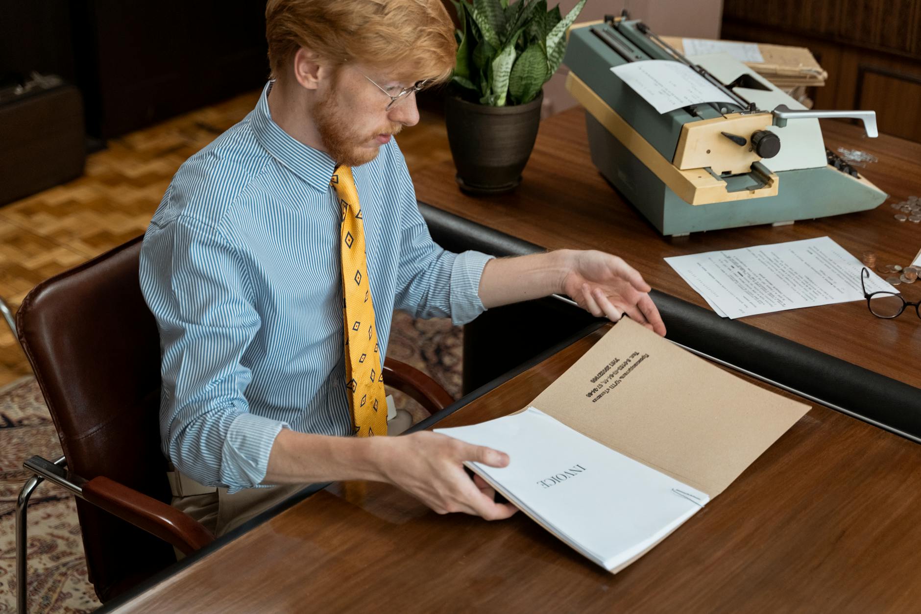 Persona revisando documentos sobre subsidios