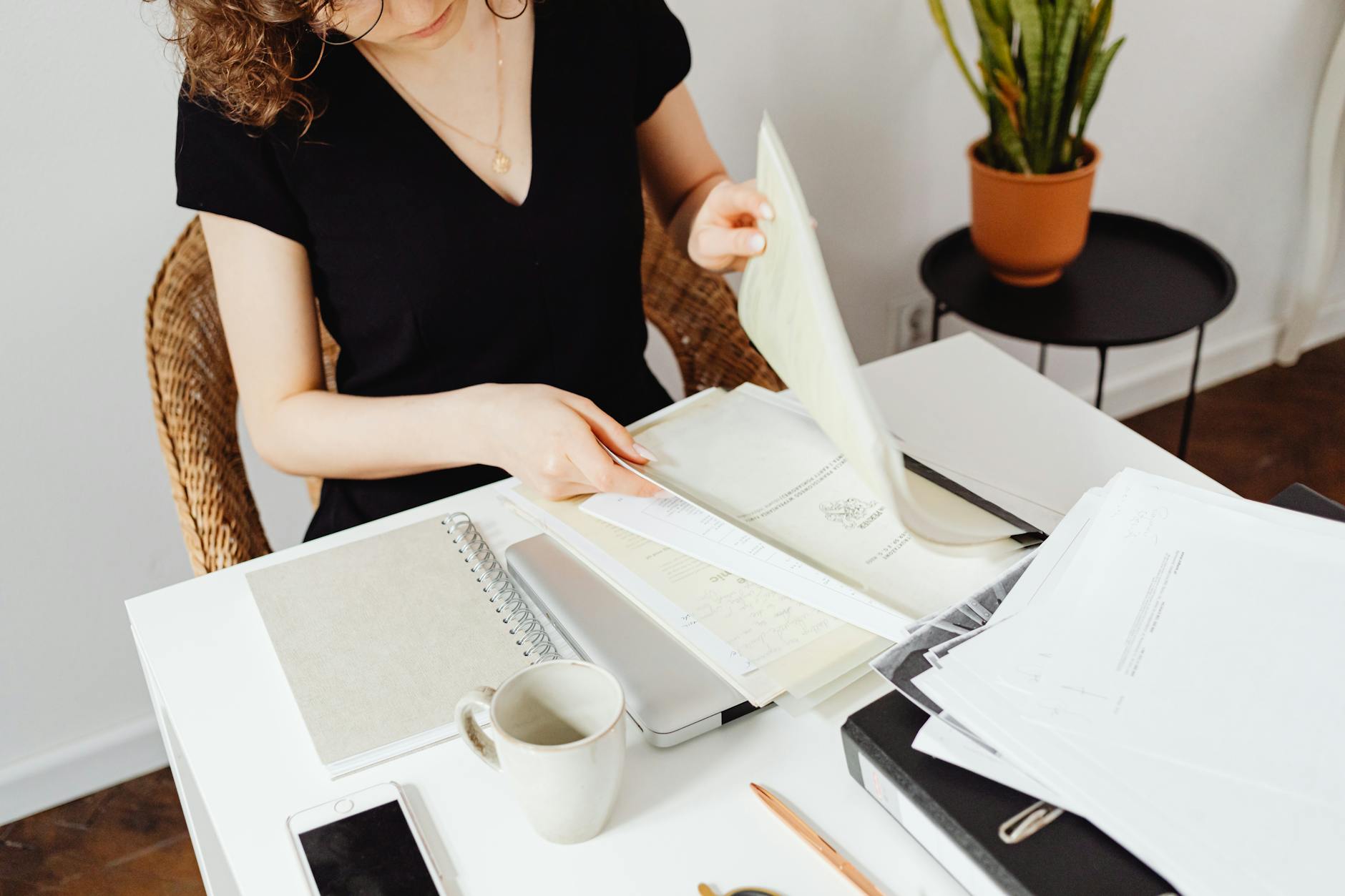 Persona revisando documentos sobre business support person