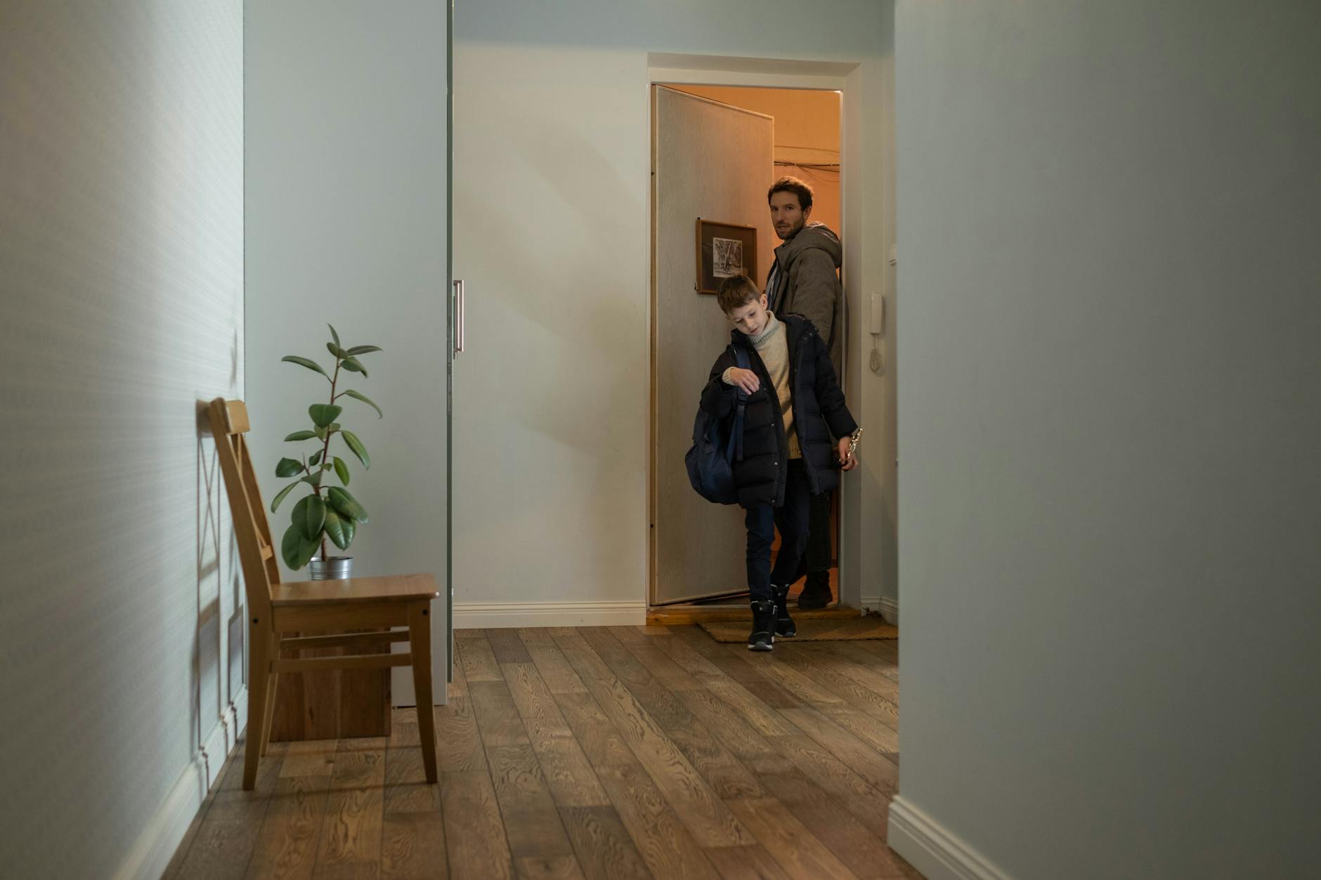 Familia revisando contrato de alquiler y subvenciones disponibles