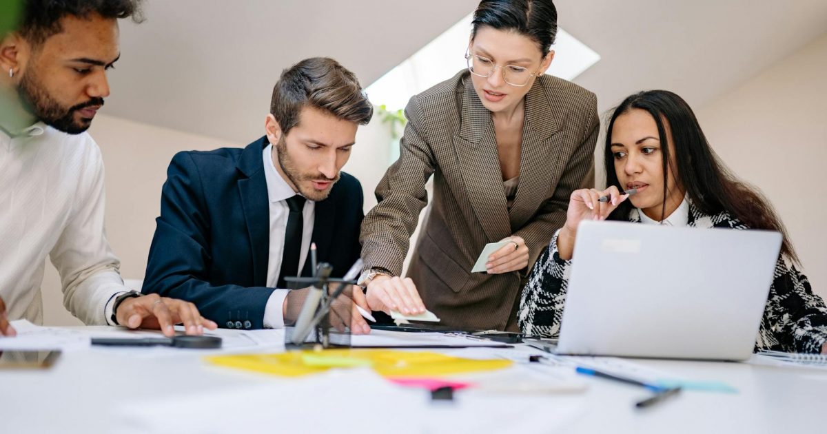 Programas de formación para desempleados financiados por el gobierno: guía por país